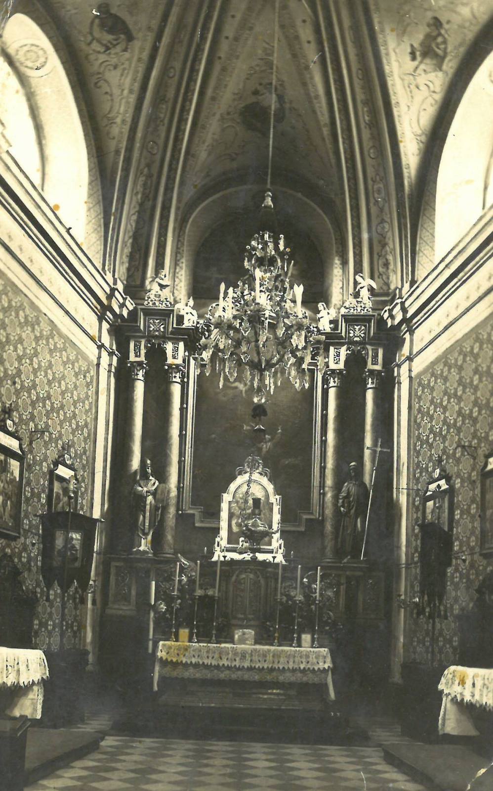 Původní kostel interier.jpg
